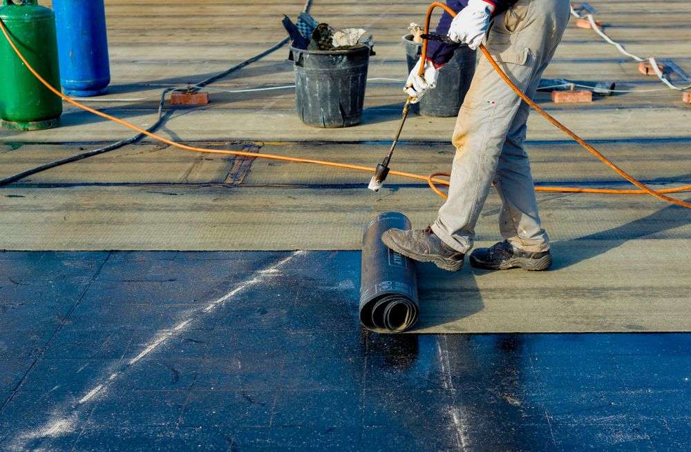 Nieuw dak met bitumen leggen in Swalmen